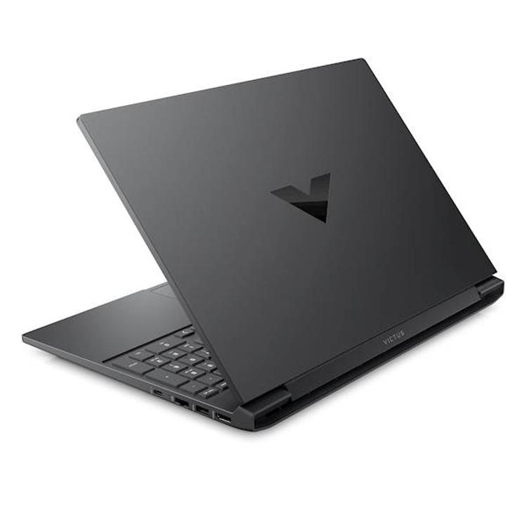 Zadnji pogled na temno siv HP Victus gaming prenosnik z značilnim logotipom V na pokrovu.