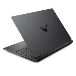 Zadnji pogled na temno siv HP Victus gaming prenosnik z značilnim logotipom V na pokrovu.
