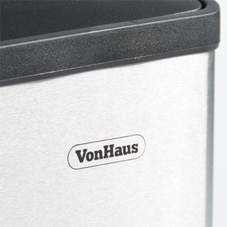 Detajl logotipa VonHaus na ohišju koša iz nerjavečega jekla z mat površino in črnim zgornjim robom