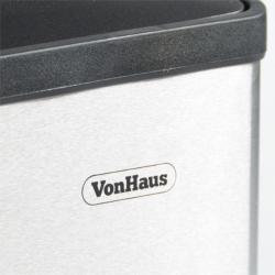 Detajl logotipa VonHaus na ohišju koša iz nerjavečega jekla z mat površino in črnim zgornjim robom