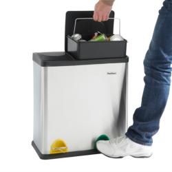 VonHaus dvojni koš za ločevanje odpadkov v inox izvedbi z dvema ločenima predeloma, kjer oseba s pedalom odpira pokrov in odstranjuje notranje vedro za praznjenje odpadkov