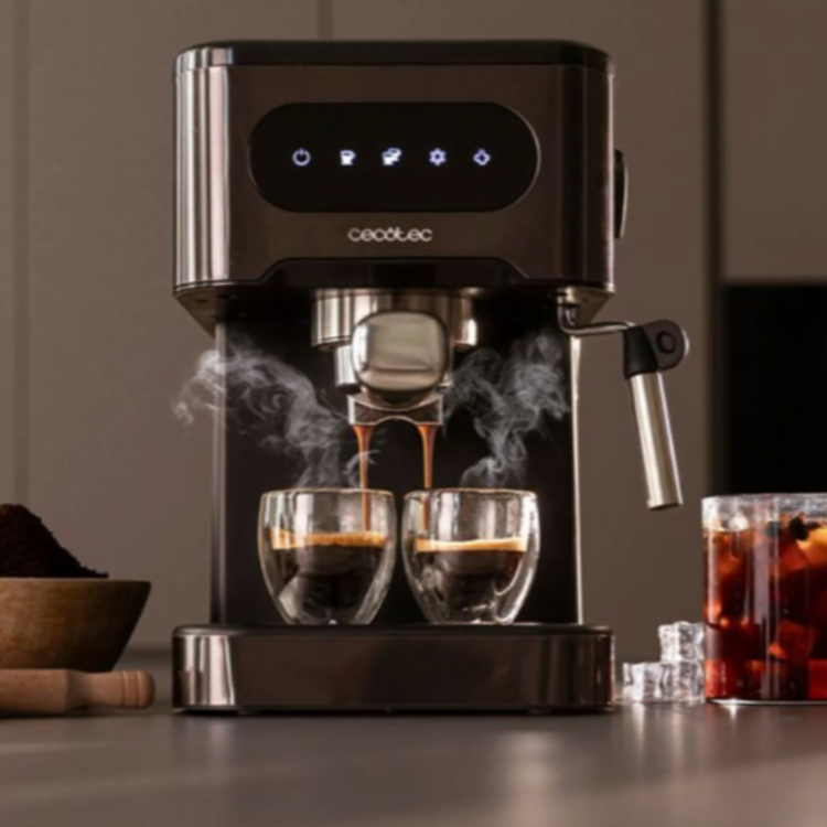 Cecotec espresso kavni aparat v črni barvi, prikazan med pripravo dveh skodelic espressa s parno šobo za penjenje mleka.
