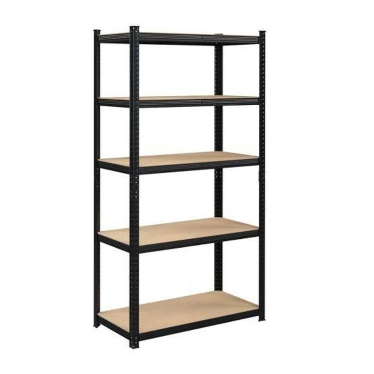 Kovinski regal s petimi lesenimi policami v črnem okvirju, samostoječ.