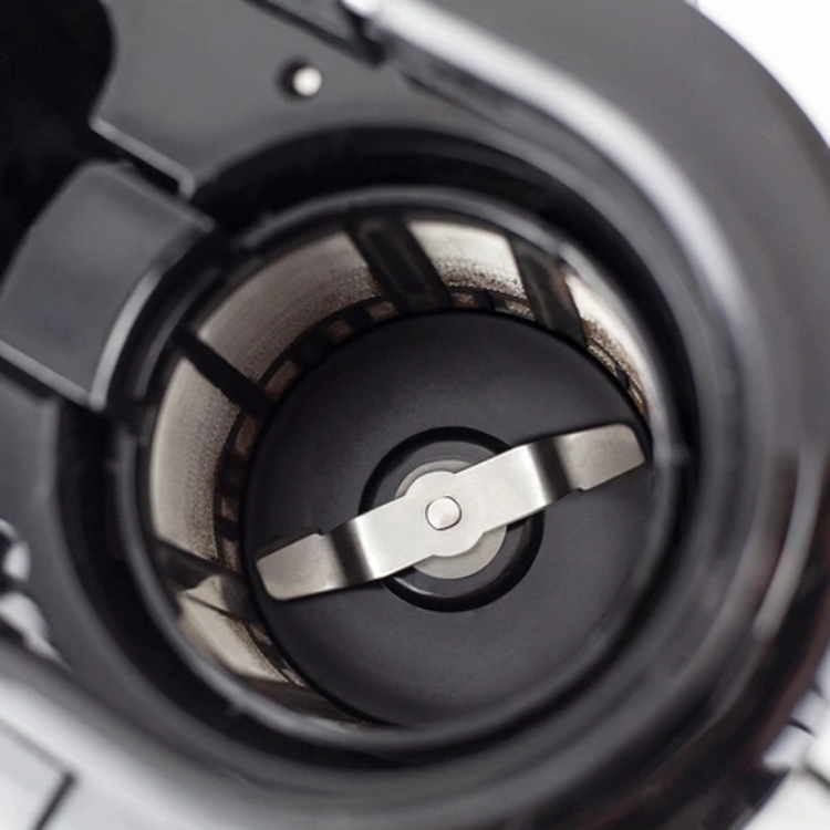 Vgrajen stožčasti mlinček za kavna zrna zagotavlja enakomerno mletje in optimalno ekstrakcijo za bogat okus filtrske kave.