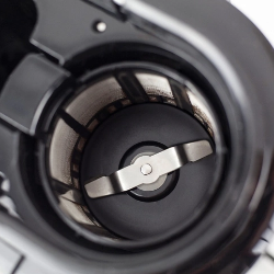 Vgrajen stožčasti mlinček za kavna zrna zagotavlja enakomerno mletje in optimalno ekstrakcijo za bogat okus filtrske kave.