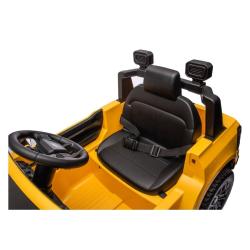 Notranjost otroškega električnega avta s črnim sedežem in varnostnim pasom