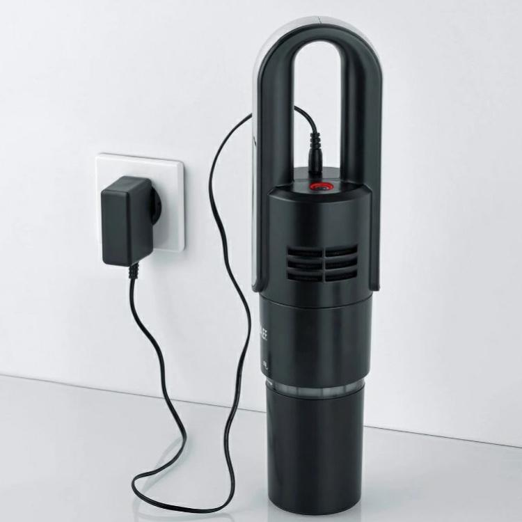 Ročni sesalnik Graef med polnjenjem, priključen na električno vtičnico