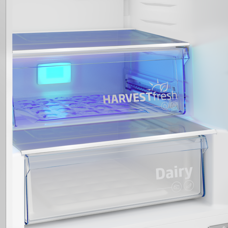 Detajl predala HarvestFresh v hladilniku Beko B3RCNA404HDXB1 z osvetlitvijo za simulacijo naravnega dnevnega cikla in podporo ohranjanju vitaminov v sadju in zelenjavi