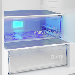 Detajl predala HarvestFresh v hladilniku Beko B3RCNA404HDXB1 z osvetlitvijo za simulacijo naravnega dnevnega cikla in podporo ohranjanju vitaminov v sadju in zelenjavi