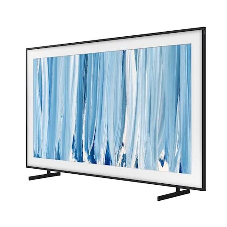 Samsung The Frame TV, poševni sprednji pogled, črn okvir, moder umetniški motiv in dve minimalistični nogi.