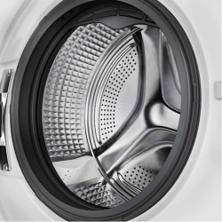Haier sušilni stroj v beli barvi, prikazan z detajlom bobna z reliefno notranjo površino za nežnejšo nego perila.