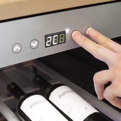 Digitalno upravljanje temperature na vinski vitrini z LED prikazovalnikom in steklenicami vina v notranjosti.