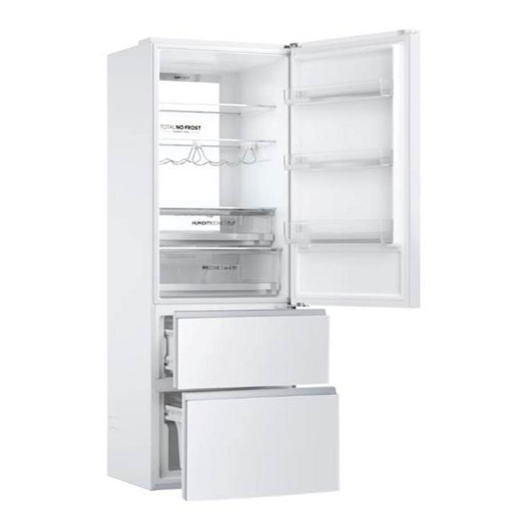 Prazna notranjost hladilnika Haier HTW7720DNGW s tehnologijo Total No Frost, kovinskim držalom za steklenice, predaloma Humidity Zone in My Zone ter policami na vratih za pregledno razporeditev živil