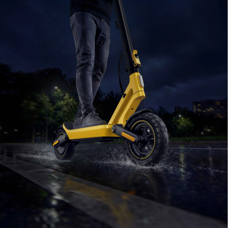 Xiaomi Electric Scooter 6 Ultra GL v vožnji, dež, vodoodporna zasnova, stabilna vožnja po mokri podlagi.