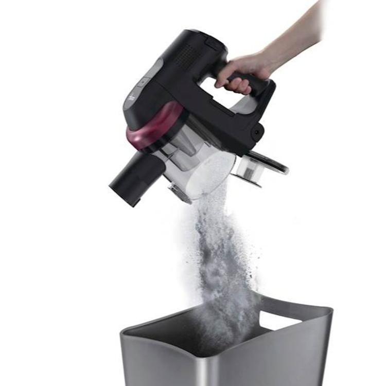 Praznjenje posode za prah baterijskega sesalnika Hoover neposredno v koš.