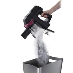 Praznjenje posode za prah baterijskega sesalnika Hoover neposredno v koš.
