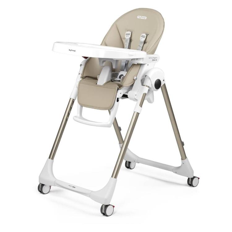Otroški stolček za hranjenje v bež in beli barvi z mizico in varnostnimi pasovi, sprednji pogled
