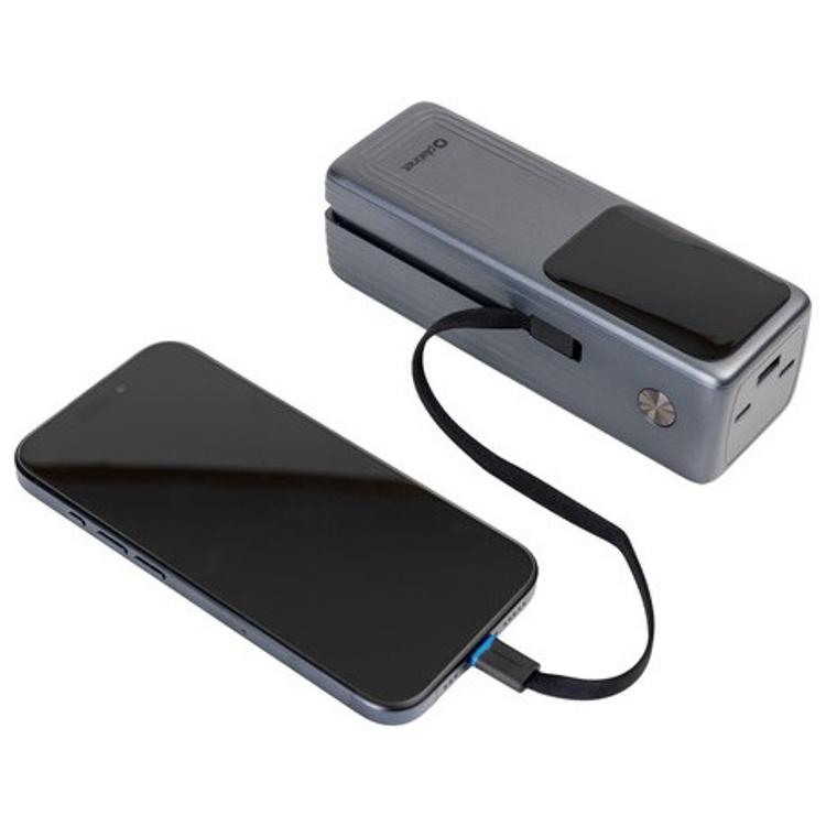 Powerbank Platinet PMPB27140 polni pametni telefon prek vgrajenega USB-C kabla, kovinsko sivo ohišje.
