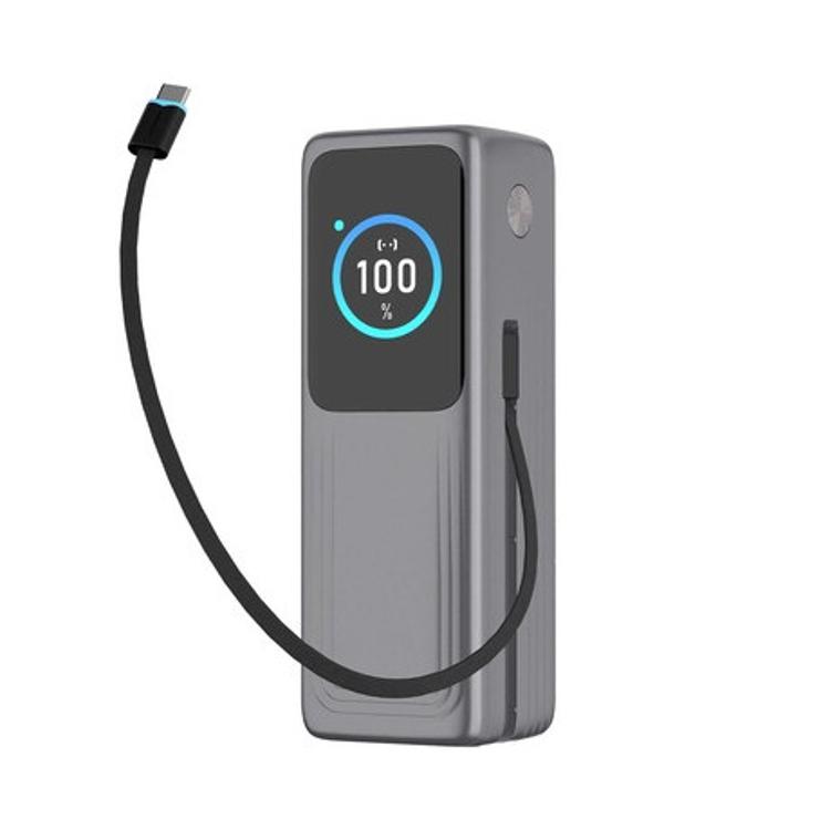 Powerbank z digitalnim zaslonom prikazuje 100 % napolnjenost, ob strani je vgrajen USB-C kabel.