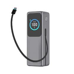 Powerbank z digitalnim zaslonom prikazuje 100 % napolnjenost, ob strani je vgrajen USB-C kabel.