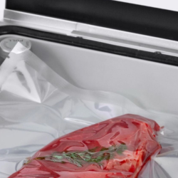 Vakuumske vrečke CASO Design iz trpežnega materiala so primerne za uporabo z vakuumskimi aparati in omogočajo varno shranjevanje živil v hladilniku ali zamrzovalniku.
