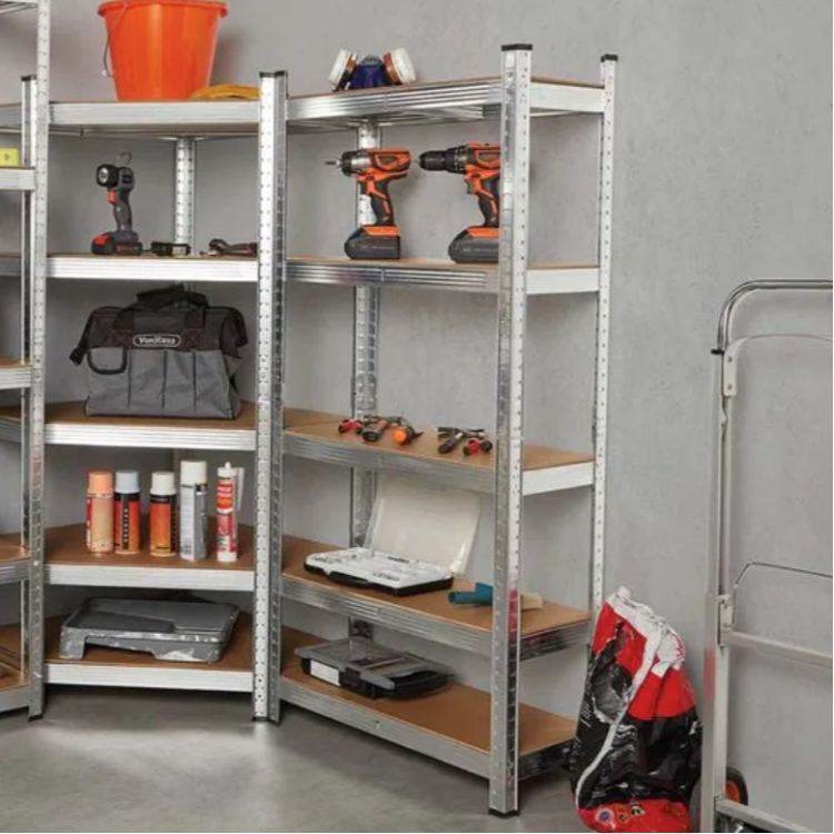 Kovinski skladiščni regali z lesenimi policami v delavnici, napolnjeni z orodjem in dodatki.