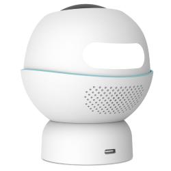 Pametna nadzorna kamera TP-Link Tapo z elegantnim belim ohišjem, nočnim načinom delovanja in funkcijo zaznavanja gibanja predstavlja zanesljivo rešitev za nadzor doma, pisarne ali drugih notranjih prostorov.