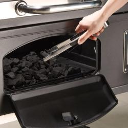 Sprednja odprtina za dodajanje oglja na žaru VonHaus XL American BBQ omogoča hitro in enostavno dolaganje goriva med peko brez potrebe po odstranjevanju rešetke ali hrane.