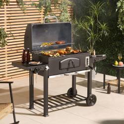 VonHaus XL American BBQ v uporabi na terasi prikazuje prostorno površino za peko, dodatno ogrevalno rešetko in dve stranski odlagalni polici, ki omogočajo priročno pripravo hrane za družino in prijatelje.