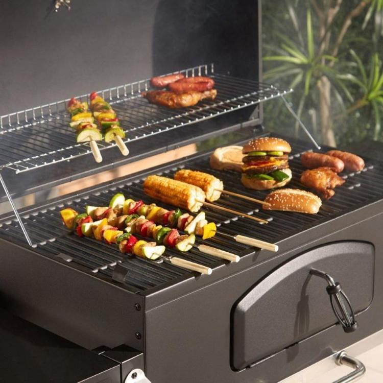 Velika rešetka za peko na žaru VonHaus XL American BBQ omogoča hkratno pripravo mesa, zelenjave, burgerjev in drugih jedi, medtem ko zgornja ogrevalna rešetka ohranja hrano toplo do postrežbe.