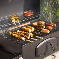 Velika rešetka za peko na žaru VonHaus XL American BBQ omogoča hkratno pripravo mesa, zelenjave, burgerjev in drugih jedi, medtem ko zgornja ogrevalna rešetka ohranja hrano toplo do postrežbe.