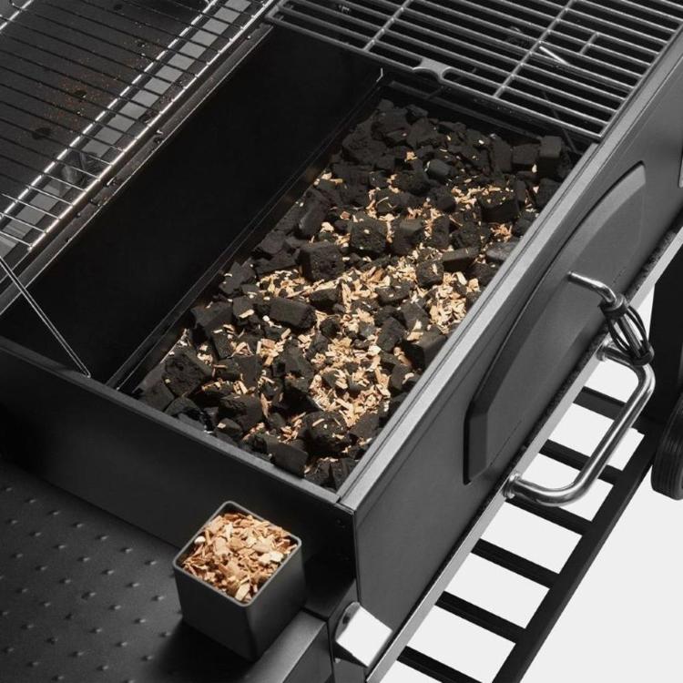 VonHaus XL American BBQ z nastavljivo višino kurišča, predalom za lesne sekance in veliko površino za peko omogoča natančen nadzor temperature ter pripravo jedi s pristnim dimljenim okusom.
