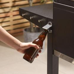 VonHaus XL American BBQ je opremljen z vgrajenim odpiračem za steklenice, kar dodatno poveča praktičnost in udobje pri pripravi hrane ter druženju na prostem.