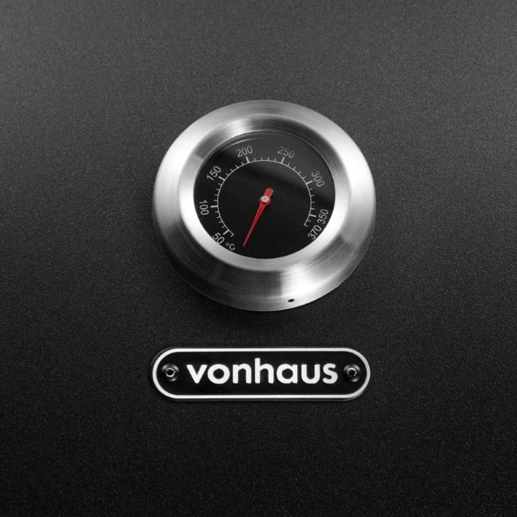Žar VonHaus XL American BBQ z robustno jekleno konstrukcijo, pokrovom z vgrajenim termometrom in prostorno površino za peko predstavlja idealno rešitev za družinska druženja, piknike in vrtne zabave.