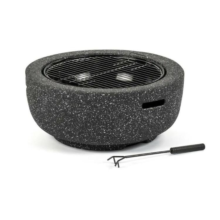 Okroglo vrtno kurišče z žar rešetko in kovinskim orodjem za premikanje rešetke.