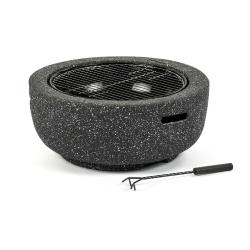 Okroglo vrtno kurišče z žar rešetko in kovinskim orodjem za premikanje rešetke.