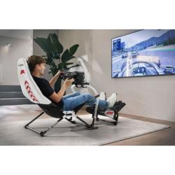 Oseba sedi v Playseat F1 simulatorju ter vozi dirkalnik na velikem zaslonu v sodobnem prostoru.
