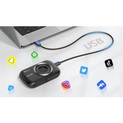 SJCAM digitalni fotoaparat v beli barvi, prikazan povezan z računalnikom prek USB-kabla za prenos fotografij in videoposnetkov.