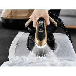 Likalnik Tefal med likanjem bele tkanine, poudarjen izpust pare iz likalne plošče.