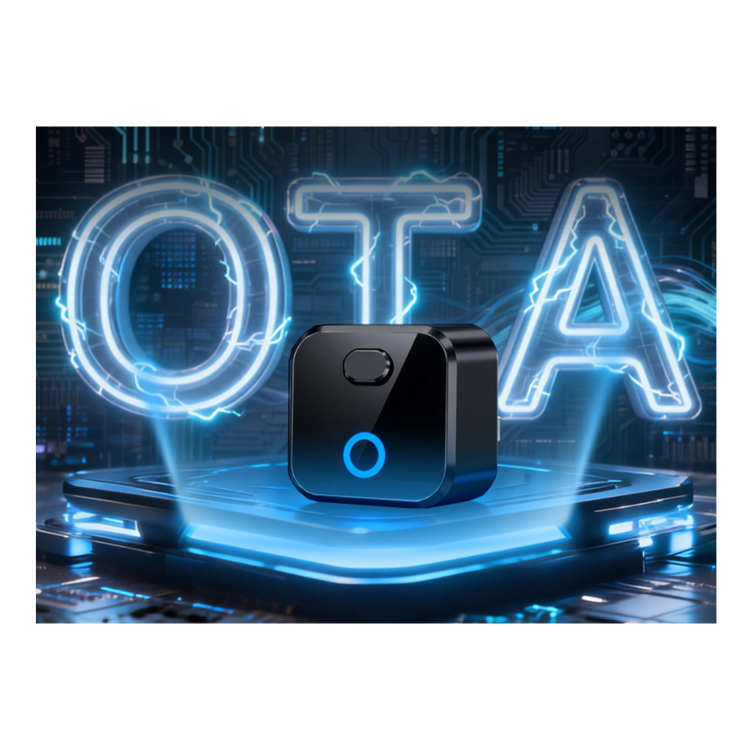 Kompakten črn adapter z LED osvetlitvijo na podstavku, poudarjen OTA; univerzalni USB‑C avto adapter.