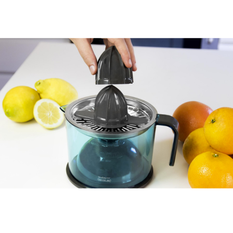 Cecotec sokovnik za citruse v modro-sivi barvi, prikazan z dvema nastavkoma za ožemanje različnih velikosti citrusov.