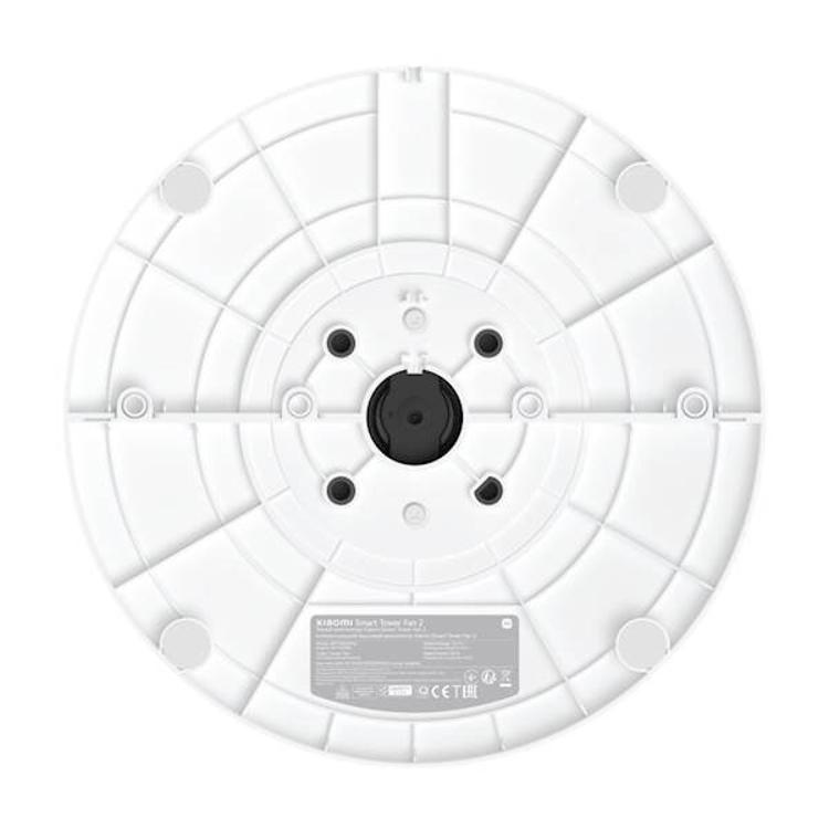 Spodnja stran podstavka Xiaomi stolpnega ventilatorja z nosilcem za pritrditev ohišja, protizdrsnimi nogicami in identifikacijsko nalepko izdelka