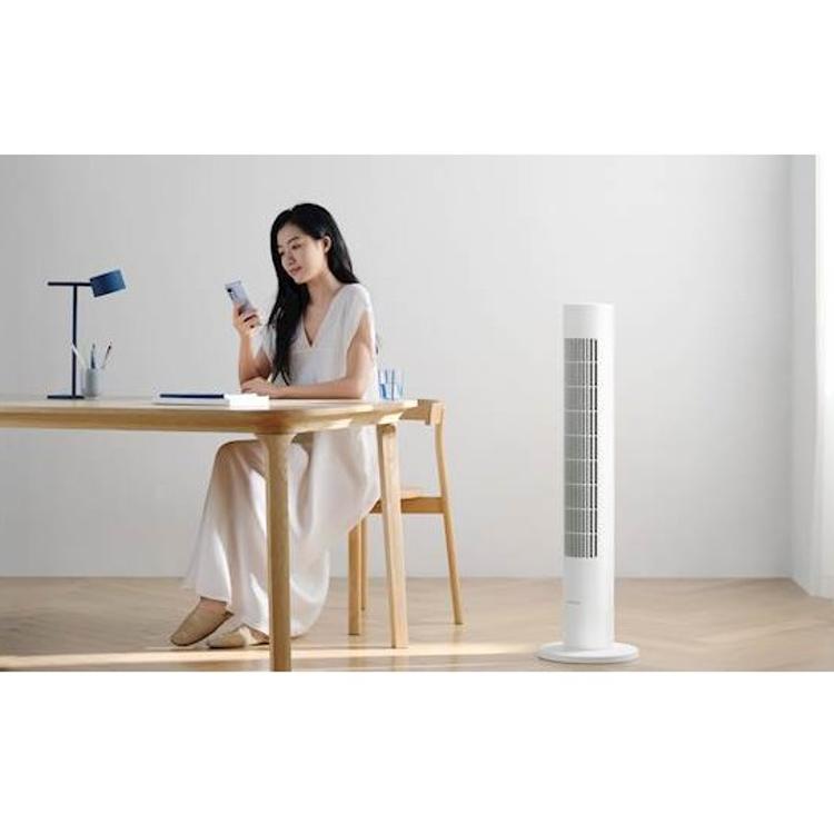 Xiaomi stolpni ventilator v svetlem prostoru ob delovni mizi, upravljan prek pametnega telefona za daljinsko nastavljanje delovanja