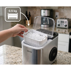 Namizni ledomat med uporabo z vstavljanjem košarice za led