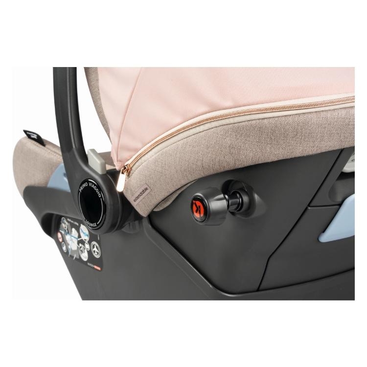 Detajl otroškega avtosedeža Peg Perego z gumbom za nastavitev in zadrgo