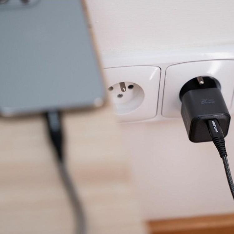 Copilot said:  Hitri stenski polnilnik Swissten GaN 35 W v elegantni črni izvedbi z USB‑C Power Delivery izhodom omogoča hitro in učinkovito polnjenje pametnih telefonov, tablic, prenosnikov ter drugih združljivih naprav.