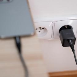 Copilot said: Hitri stenski polnilnik Swissten GaN 35 W v elegantni črni izvedbi z USB‑C Power Delivery izhodom omogoča hitro in učinkovito polnjenje pametnih telefonov, tablic, prenosnikov ter drugih združljivih naprav.