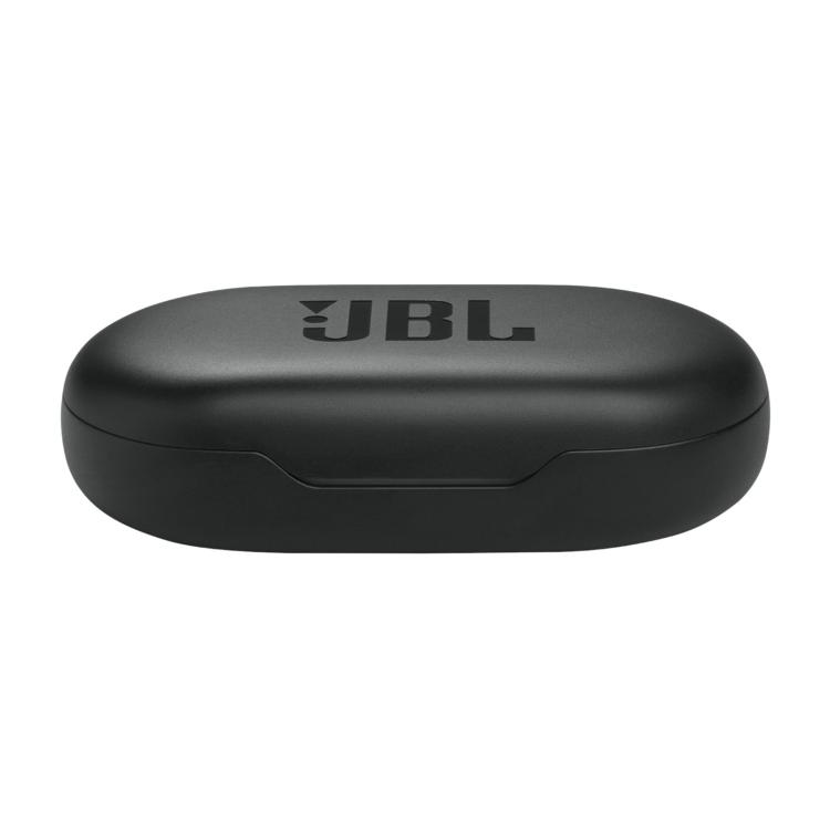 Zaprt črn polnilni etui JBL Soundgear Sense z vtisnjenim logotipom.