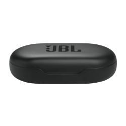 Zaprt črn polnilni etui JBL Soundgear Sense z vtisnjenim logotipom.
