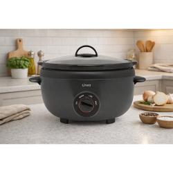 Linea električni lonec za počasno kuhanje s pokrovom, na kuhinjskem pultu.